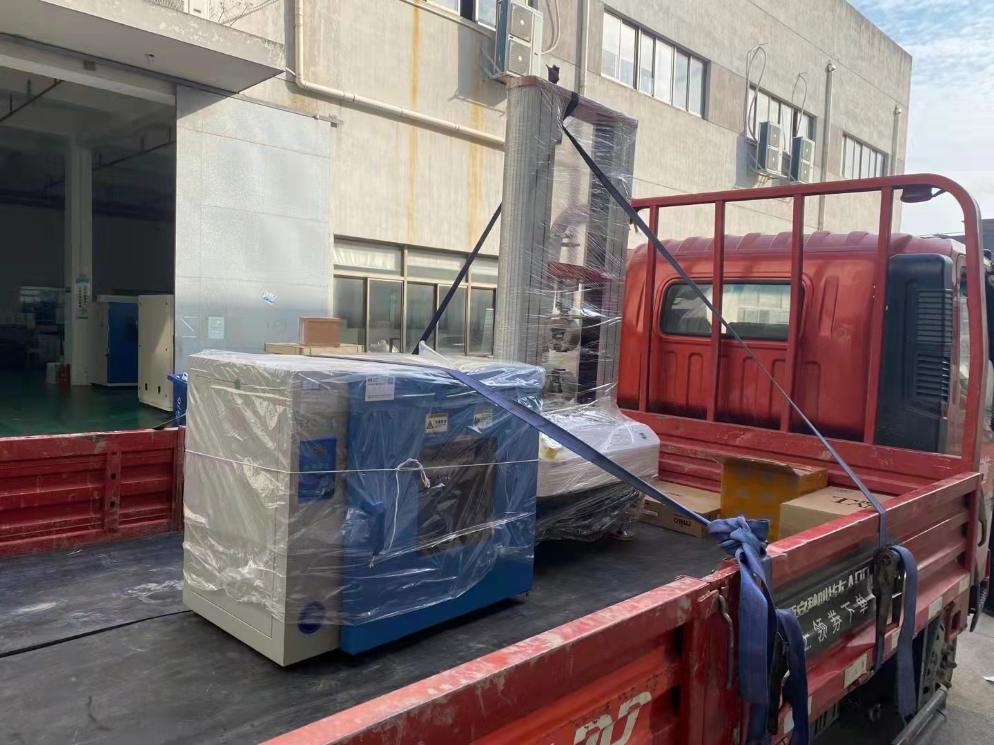 干燥箱拉力機(jī)打包發(fā)貨示意圖